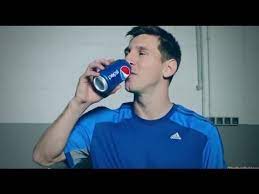 Компании делали похожий продукт и соперничали за одну аудиторию. Reklama Pepsi 2014 Tryuk Messi Zhivi Zdes I Sejchas Youtube