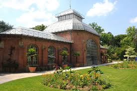 À menton, les vraies stars sont les plantes… dans la chaleur de la célèbre station de la côte d'azur s'épanouit, entre science et plaisir des sens, un jardin botanique exotique à l'âme préservée et au charme grisant. Serres Du Jardin Botanique
