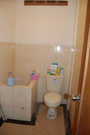 Simak beragam inspirasi desain kamar mandi batu alam yang cocok untuk membuat kamar mandi anda. Desain Kamar Mandi 1 5 X 3 Cek Bahan Bangunan