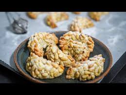 Recette Des Croissants Amande Pignon Fleur D Oranger Hervecuisine Com Cuisine Et Boissons Recette Biscuit De Noel