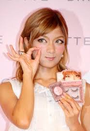 ローラの経歴とファンクラブ解散 独立騒動 ローラはどこに向かっているのか あなたの知りたい情報局