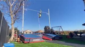 Olympiasieger Renaud Lavillenie Uberspringt 5 61m Im Eigenen Garten Eurosport