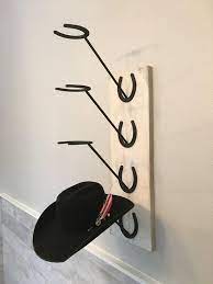 Cansado De Tener Que Establecer Su Sombrero Sobre La Mesa O El Estante Superior Del Armario Mi Sombrero De Herradu Hat Rack Horseshoe Projects Coat Rack Wall