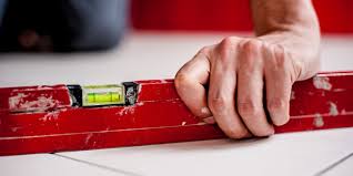 Il ne vous reste plus qu'à serrer le croisillon (à la main ou à l'aide d'un outil) pour que les carreaux soient au même niveau, tout en respectant l'écart pour le joint. Comment Poser Du Carrelage Au Sol Methode Trucs Et Astuces