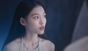 Cô gái Erik ngỏ lời lúc 2h sáng được báo Trung ngợi ca đẹp hơn đại hoa đán