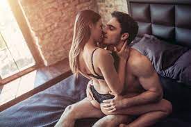 Cherche l'âme soeur, sur un chemin qui j'espère nous mènera vers bcp d'amour, de tendresse, de partage. Beau Couple Passionne Fait L Amour Sur Son Lit L Homme Enleve Les Sous Vetements De La Femme Banque D Images Et Photos Libres De Droits Image 81004195