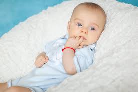 как правильно завязать красную нить на левом запястье видео Krasnaya Nit Na Zapyaste Kak Pravilno Nosit I Zavyazyvat Segodnya