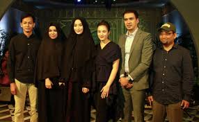 Verses of love 2) is the 2017 indonesian religious drama film released on december 21, 2017, directed by guntur soehardjanto, who previously won nine awards at the 2005 indonesian film festival through his work juli di bulan juni. Filem Ayat Ayat Cinta 2 Bakal Menggoncang Emosi Korang Pada 11 Januari Nanti Di Manakah Aisha