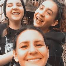 Shauna Farrell's Instagram, Twitter & Facebook