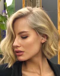 The key to a great cut and style for this face shape is to create the illusion of length by opting for cuts with angles and colors that pop, creating height at the crown, or playing up other features, such as the eyes. Bob Haircut With Oval Face Novocom Top