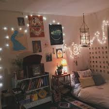 35 Cool Minimalist Dorm Room Decor Ideas On A Budget Dormroom Dormroomdecor Dormroomideas Indie Bedroom Decor Indie Room Indie Room Decor