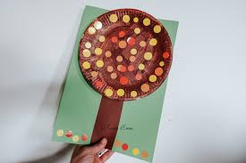 Des assiettes en cartons qui commence à devenir trop vieille pour manger dedans, donc hop idée créa qui arrive, nous allons faire un sapins de noel formé de mini sapin. Un Arbre D Automne Avec Une Assiette En Carton Et Des Gommettes Le Carnet D Emma