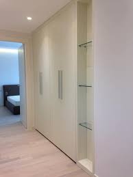 Appendiabiti mobile e flessibile, per camere da letto, corridoi, bagni e cantine altezza regolabile da 100 a 164 cm: Armadio Su Misura Per Corridoio Con Ripiani In Cristallo Idfdesign