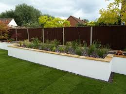 Modern Bed Designs Building A Retaining Wall Garden Retaining Wall Garden Raised Walls Modern Bed Building In 2020 Erhohte Terrasse Stutzmauer Ummauerter Garten