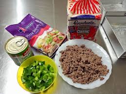 Saya pake kompas, 2 butir telur, 4 sdm susu bubuk dancow, 2 sdm gula pasir, 2 sdm margarin, 10 sdt air hangat, 2 sdt permifan, 2 sdt gula pasir, bahan toping, sosis sapi, saos delmonte, keju mozzarella, mayonaise, keju chedar buat isian pinggirannya. Buat Pizza Ala Orang Itali Tapi Guna Roti Gardenia Je Ada 5 Bahan Dah Siap