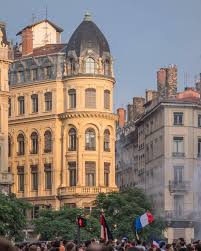 Fiers D Etre Bleus Camera Sony A7riii Lens Sony G 70 200mm F 4 Lyon Onlylyon Monlyon Igerslyon Toplyonpho In 2020 Lyon City Photo Street Photography