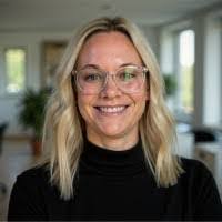 Courtney Thornhill's Instagram, Twitter & Facebook