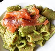 Season with salt and pepper, as desired. Pasta Con Pesto Di Rucola Ed Avocado Pepe Nero E Salmone Affumicato Ricetta Da Mytaste