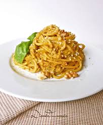 I friggitelli o friarelli sono una verdura della famiglia dei peperoni, hanno un sapore delicato e per niente piccante, si possono fare tantissimi piatti sfiziosi con questo ortaggio, oggi vi propongo questo buonissimo piatto. Di Pasta Impasta Spaghetti Con Pesto Di Pomodori Secchi E Friggitelli