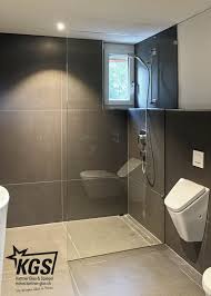 Freistehende Duschwand Duschtrennwand Mit Eckausbruch Und Schlichten Glashaltern Duschwand Dusche Badezimmer