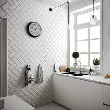 Collez ensuite quelques carreaux de la même rangée, sans oublier de placer des croisillons de 2 mm entre chaque carreau. 1001 Idees De Revetement Original Avec Carrelage Metro