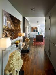 A Welcoming Front Entry Pairs Antiques And Vintage Finds With Modern Accents To Reflect The City S Own Juxtaposit Hgtv Dream Homes Urban Oasis Hallway Pictures