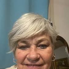 she sounds like Miley Cyrus though lol