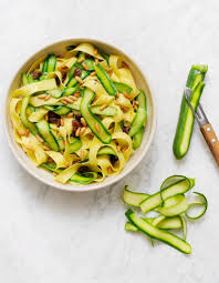 Tagliatelles Aux Tagliatelles De Courgette Recette Recette Avec Courgette Aliments Les Moins Caloriques Recette Courgette Minceur