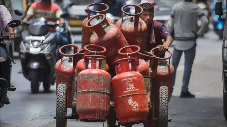 LPG Price hike: फिर से बढ़ गये गैस सिलेंडर के दाम, महीने के पहले ही दिन लगा महंगाई का झटका - India TV Hindi