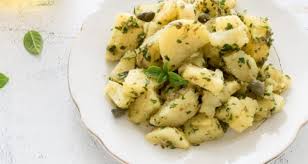 E' un piatto versatile infatti e' ideale per accompagnare secondi di carne o pesce e puo' essere consumato. Ricetta Insalata Di Patate Lesse Alle Erbe Dissapore