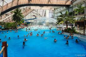 Did You Know There S A Water Park In Paris Aqua Boulevard Paris Expat Edna Paris Summer Round The World Water Park
