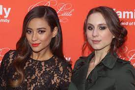 Discover images and videos about troian bellisario from all over the world on we heart it. Shay Mitchell Troian Bellisario Babynamen Mit A Glamour