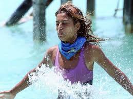 Το κλίμα στο survivor από τη μέρα που οι δύο ομάδες μοιράζονται την ίδια παραλία πάει από το κακό στο χειρότερο. Eley8eria Eley8erioy H Prwth Synentey3h Ths Prwhn Paiktria Toy Survivor Den Yparxei Tipota Erwtiko Anamesa Se Mena Kai Ton Pappa Iciao