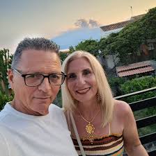 Salve a tutti, avrei una domanda: chi è il direttore di crociera e il  comandante della fascinosa? Grazie per la risposta