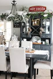 A very simple decoration can surpass a luxurious one. Christmas Dining Room Decor Clean And Scentsible