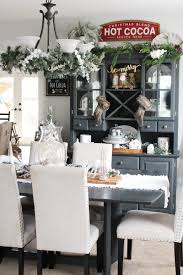 But, before i show you the rest of our christmas dining room decorations, i have to tell you how excited i am to be hosting a christmas blog hop for the very first time. Christmas Dining Room Decor Clean And Scentsible