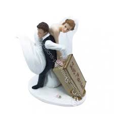 Le sujet gateau mariage pourra également prendre la forme d'une figurine en acrylique transparent avec du texte gravé. La Toute Derniere Figurine De Mariage Insolite Et Tres Rigolote Un Couple De Maries Qui Part En Voyage Figurine Mariage Mariage Insolite Figurine Maries