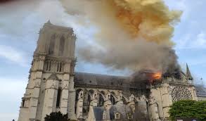 Au moment où j'allume la télévision pour connaître les informations, je vois la flèche de la cathédrale en feu s'effondrer. Paris La Cathedrale Notre Dame En Feu Actualites Tunisie Focus