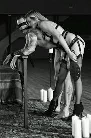 آشنایی با دنیای BDSM وSM(بروز شد!*انواع اسلیو+Forniphilia*)
