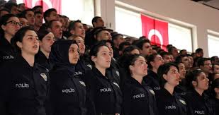 Behzat ç.,1985 yılında polis akademisi'nden mezun olmuş, cinayet büroda görev yapan bir polistir. Polis Akademisi 3 Bin Kadin Polis Memuru Alacak 24 Donem Pomem Basvuru Sartlari