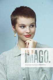 Susan Pingel 11 92 ue Frau Fernsehen Moderation Premiere Homestory hoch  Portrait dunkelhaarig leger