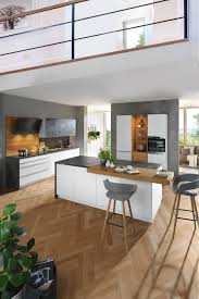 Design Kuche In Weiss Mit Kochinsel Und Arbeitsplatte Aus Stein Wohnungseinrichtung Kuche Wohnung Kuche Kuchen Design