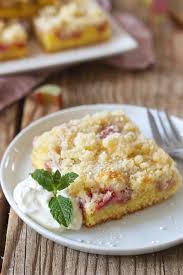 Den teig abdecken und an einem warmen ort etwa 10 minuten gehen lassen. Rhabarberkuchen Mit Streusel Rezept Sweets Lifestyle