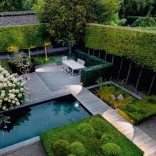 Big Hedges Layered Gardens Different Spaces Modern Backyard Landscaping Backyard Landscaping Designs Backyard Landscaping