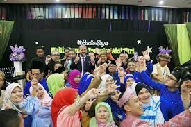 Acara bermula dengan lagu hari raya dengan sumer artis af. Galeri Anugerah Perkhidmatan Cemerlang Category Yb Menteri Menghadiri Majlis Sambutan Hari Raya Aidilfitri Di Wisma Radio Angkasapuri Kuala Lumpur Pada 12 Julai 2018 Image Yb Menteri Menghadiri Majlis Sambutan Hari