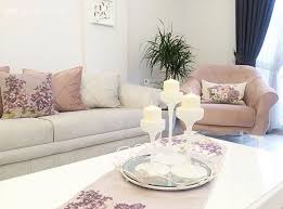 Arzu Hanimin Sicak Renkler Ve Zevkli Objelerle Harika Dekoru Ev Gezmesi Oturma Odasi Fikirleri Dekor Oturma Odasi Takimlari