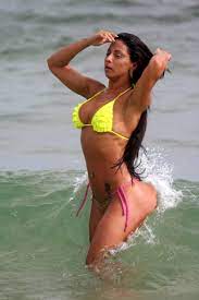 Dançarina do Latino 'sensualiza' na praia