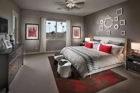 طرق فن تعليق البراويز الفريمات على الجدار افكار وامثلة Grey Bedroom Design Gray Master Bedroom Contemporary Bedroom Design
