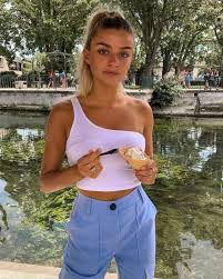 Avant même la finale du concours miss france, qu'elle jouait à domicile, au dôme de marseille, lou ruat, miss provence, avait déjà gagné son aventure miss france ! Epingle Sur Fille Belle