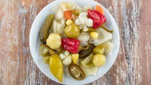 Per far incontrare vitello tonnato e giardiniera dobbiamo capire come preparare la giardiniera fatta in casa.iniziamo a dire che la giardiniera in agrodolce è il modo migliore per conservare in un vasetto tutti i sapori della verdura estiva: Giardiniera Fatta In Casa Ecco Gli Errori Da Evitare Grazie Ai Suggerimenti D Autore La Repubblica